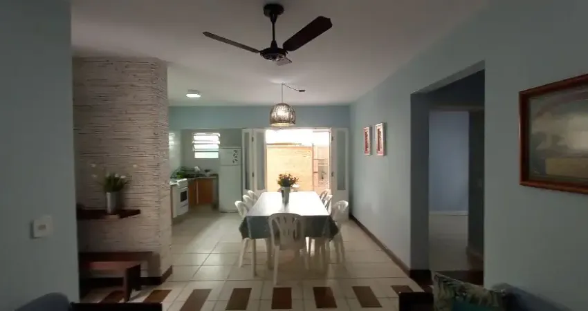 Tipo casa/ apartamento reformado com amplo quintal e área privativa