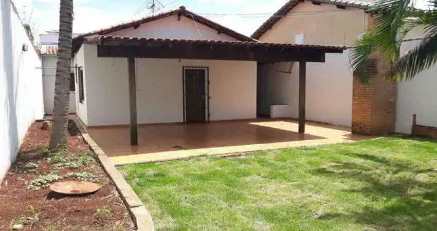 Casa para Venda em Uberlândia, Granada, 3 dormitórios, 1 suíte, 1 banheiro, 4 vagas