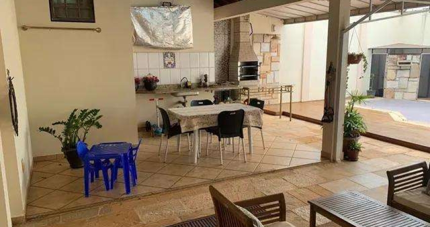 Casa para Venda em Uberlândia, Santa Mônica, 3 dormitórios, 3 suítes, 2 banheiros, 3 vagas