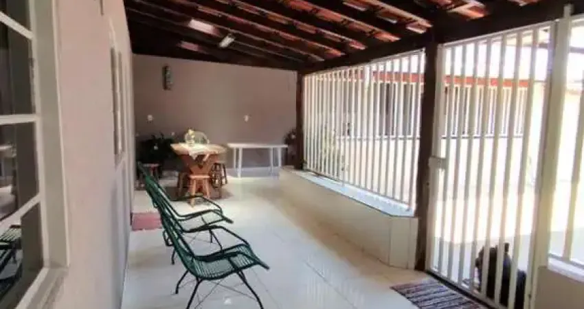Casa para Venda em Uberlândia, Santa Rosa, 3 dormitórios, 1 suíte, 2 banheiros, 3 vagas