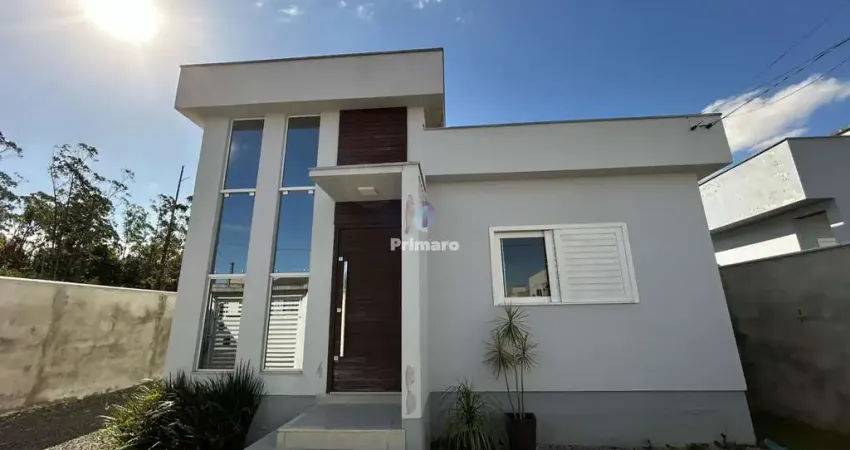 Casa com 2 quartos, pé direito duplo, 1 banheiro, terreno amplo, semimobiliada