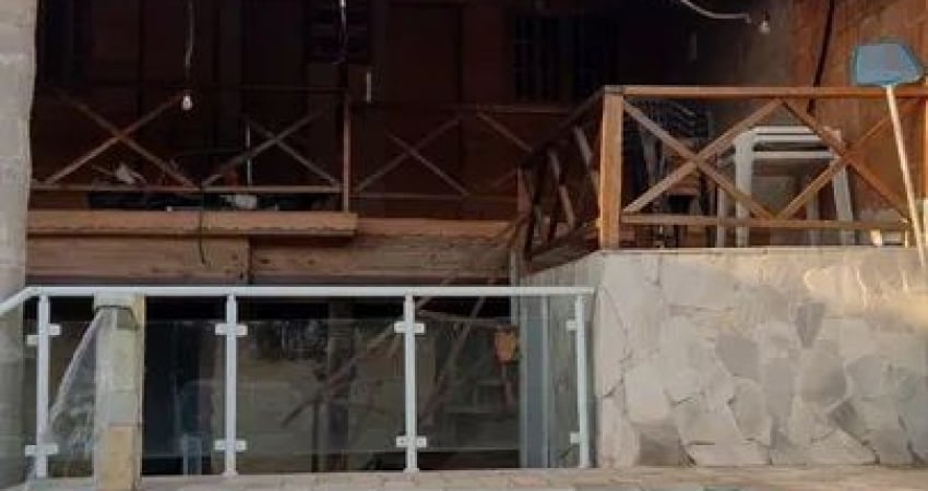Casa com piscina à venda, 04 dormitórios, 03 banheiros na praia de Mongaguá SP.