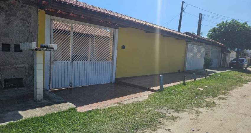 Linda casa com edícula à venda, com 04 dormitórios (sendo 01 suíte),  vagas para 08 veículos, no bairro Indaiá, Bertioga SP.