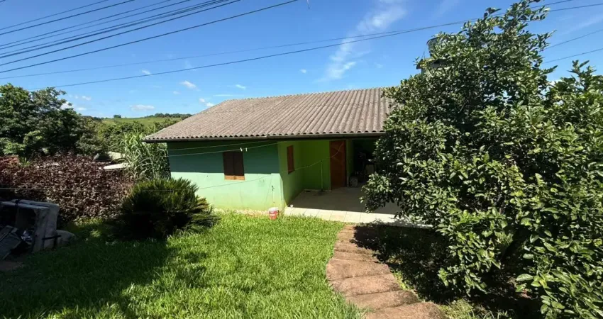 Linda Casa em Lomba Grande com 2 quartos, sala, cozinha, banheiro, garagem, churrasqueira e porão.