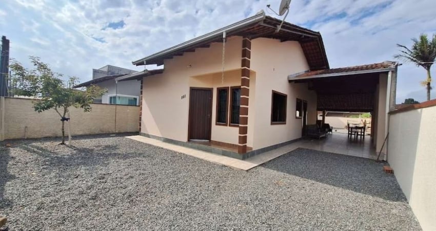 Casa com 3 quartos para alugar no Espinheiros, Joinville 