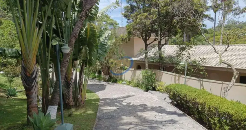 Locação Elegante: Casa de Luxo em Condomínio na Granja Viana