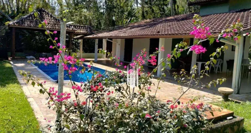 Terreno 800 m2, sendo 4 apartamentos com quarto , banheiro. área comum com piscina e churrasqueira.