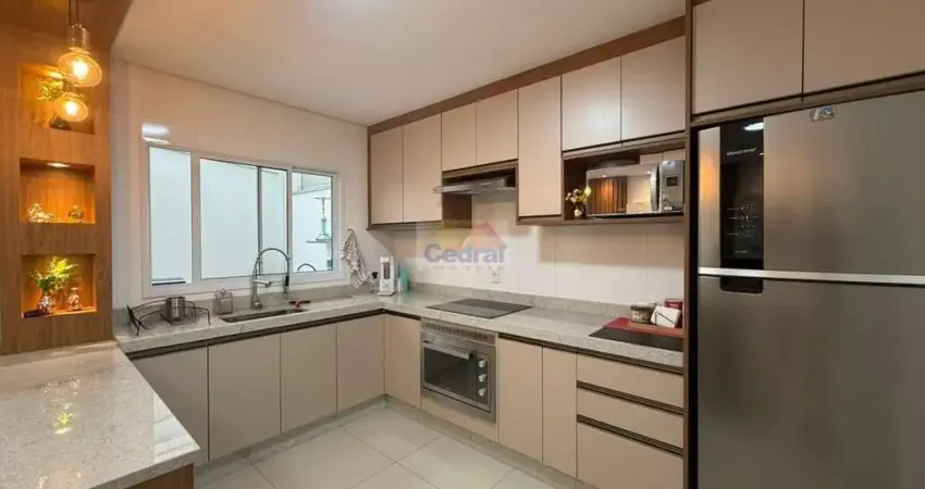 Sobrado totalmente mobiliado com 03 dormitórios em condomínio fechado - césar de souza