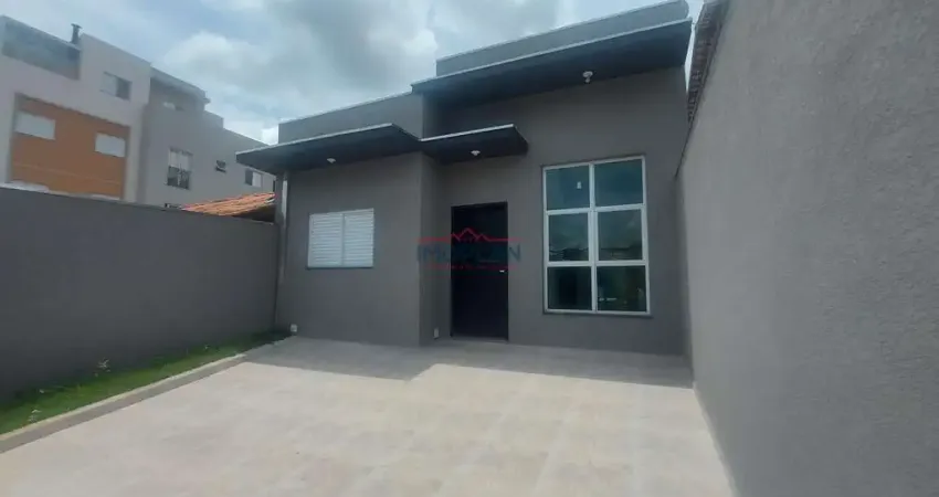 Casa à venda térrea com 130 m² com piscina em uma ótima localização em Atibaia -