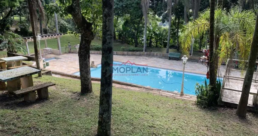 Sitio à venda com duas casas de caseiro, baia, casa sede com piscina, dois lagos