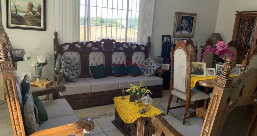 Casa á venda bem localizada com 4 Dormitórios sendo 2 suítes  em  Atibaia - SP -
