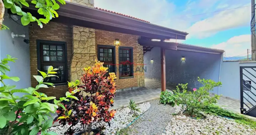 Casa espaçosa com 4 dormitórios, piscina e varanda gourmet no jardim do lago, at