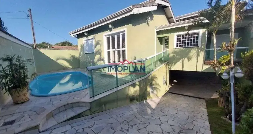 Casa à venda  com 230 m² com piscina e churrasqueira  em ótima localização em At