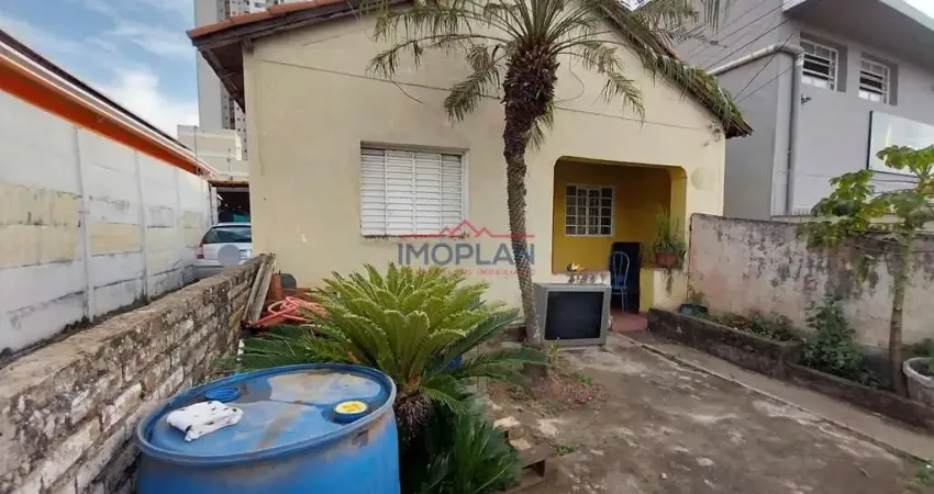 Casa á venda, no terreno existem  4 casas para renda em uma ótima localização em