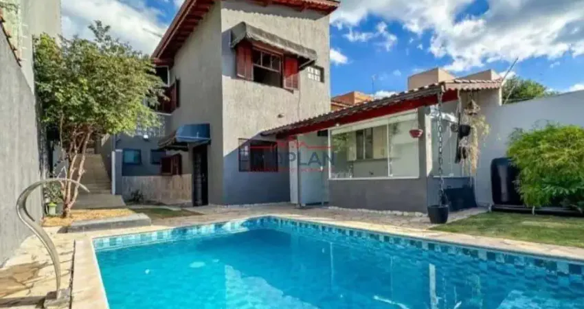 Casa com piscina em excelente localização!