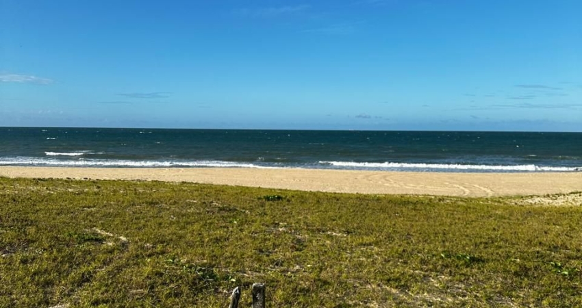 Vende - se Terreno Frente - Mar com 22.000m²