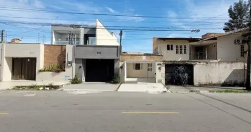 Casa reformada com porcelanato e espaço no luciano cavalcante