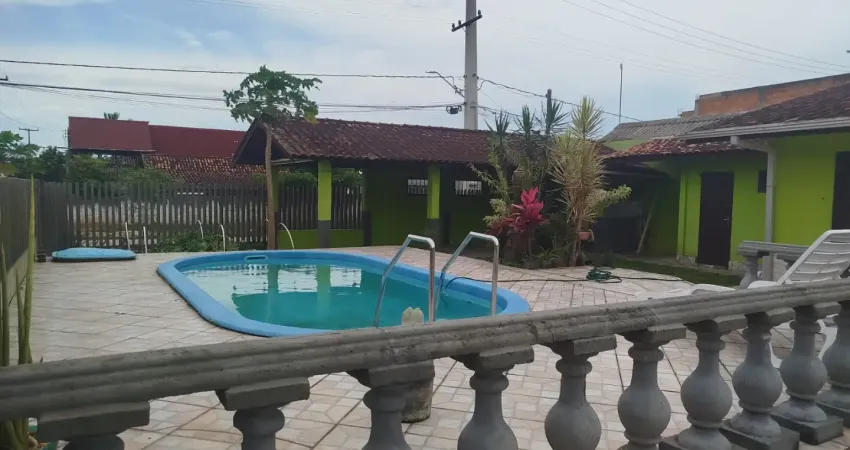 Casa de esquina com piscina para locação diária em balneário coroados – guaratuba/pr