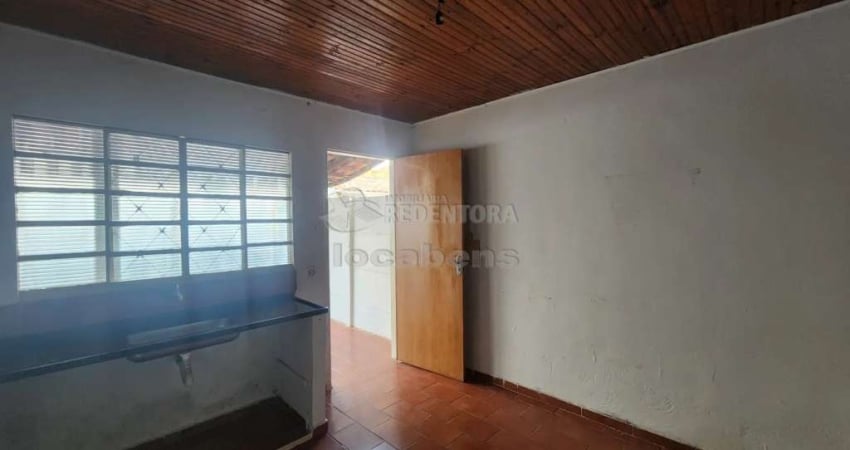 Casa de fundo em Engenheiro Schmitt com 01 dormitório.