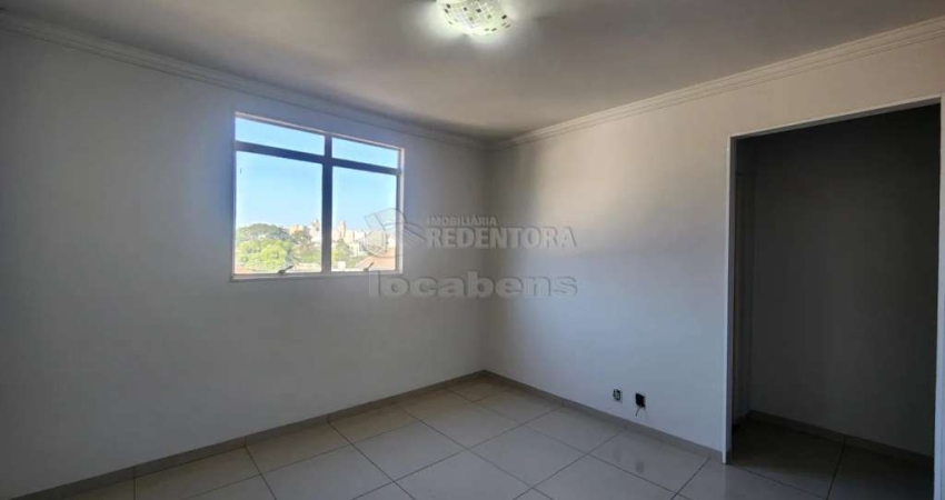 Vila Angélica II Apartamento com 02 dormitórios, 01 vaga de garagem.