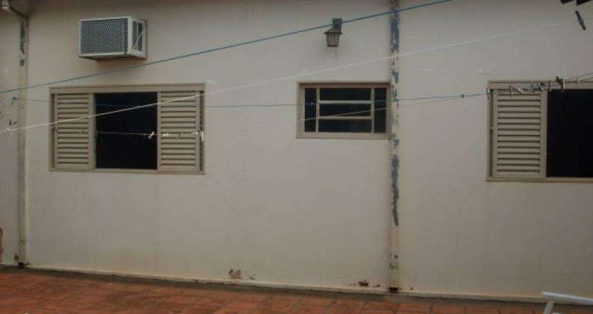 Centro (Mirassol) - Casa com 3 dormitórios com armários, sendo 1 tipo apartamento, 1 sala ampla para 2 ambientes, 1 sala para 1 ambiente, 3 wcs, 1 cozinha, 1 copa, com armários, garagens, amplo quinta