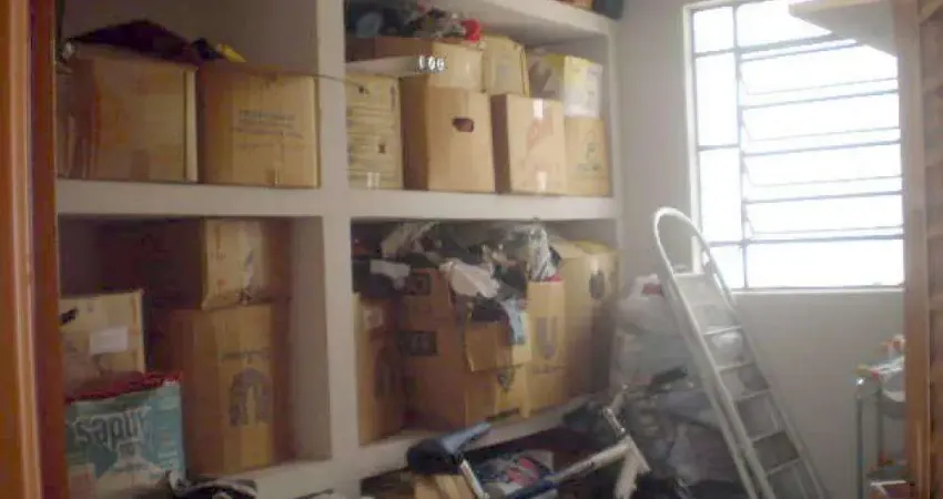 Boa vista - trata-se de uma casa muito bem localizada no bairro, ficando do lado sombra, perto de vários tipos de comércios