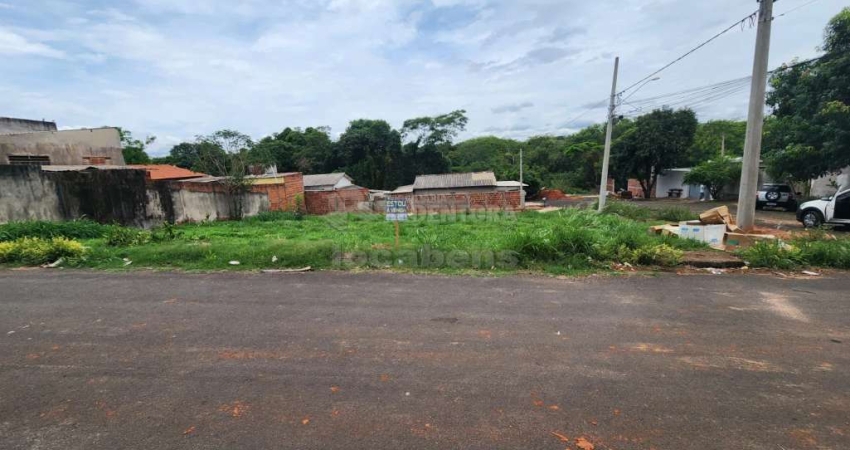 Terreno com uma área total de 267,84m² no bairro Cristina de Freitas.