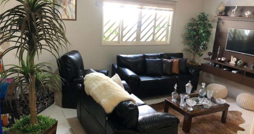 Casa localizada no Jardim Santa Rosa II com suite master com jardim de inverno e academia.