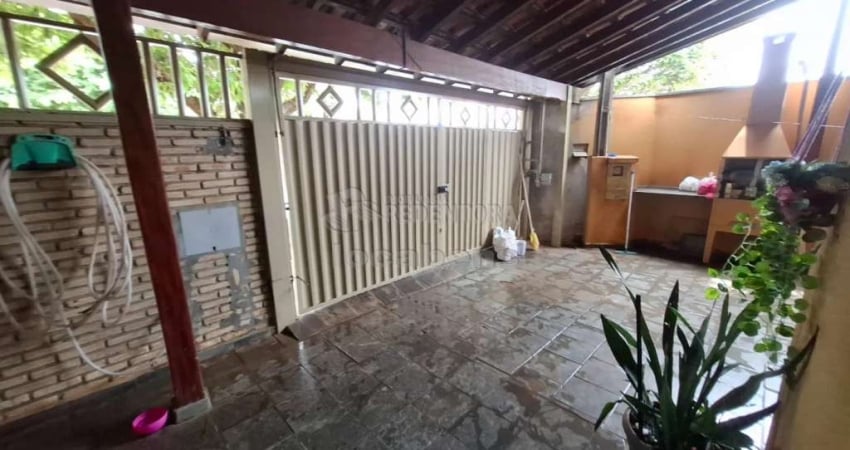Vila Diniz- Casa com 02 dormitórios e garagem para 2 carros.