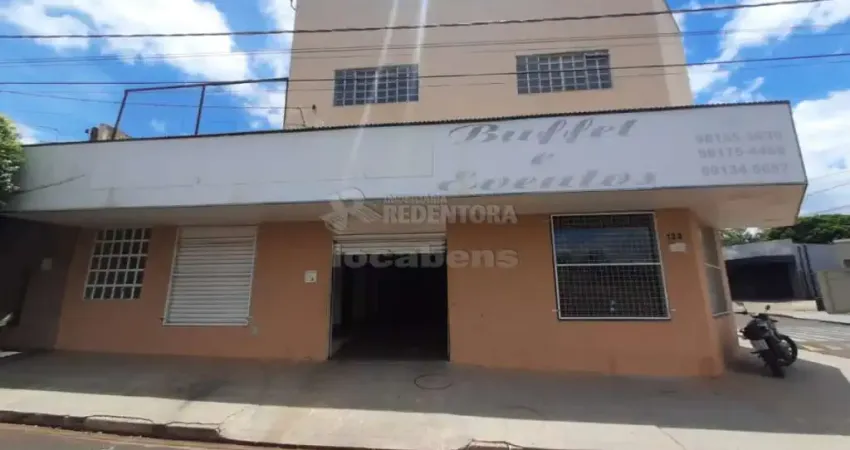 Guapiaçu - Salão comercial com apartamento no piso superior