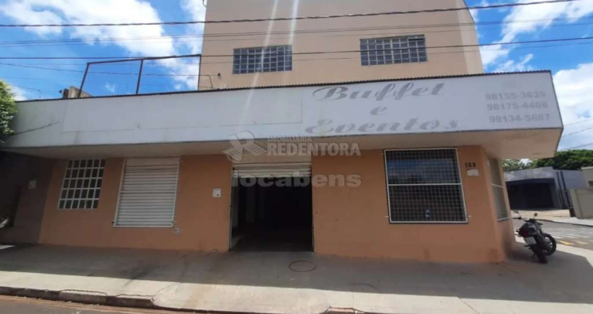 Guapiaçu - Salão comercial com apartamento no piso superior