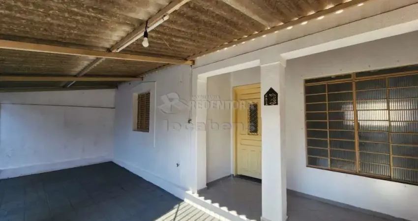 Casa com 02 dormitório, 01 vaga de garagem coberta no Centro.