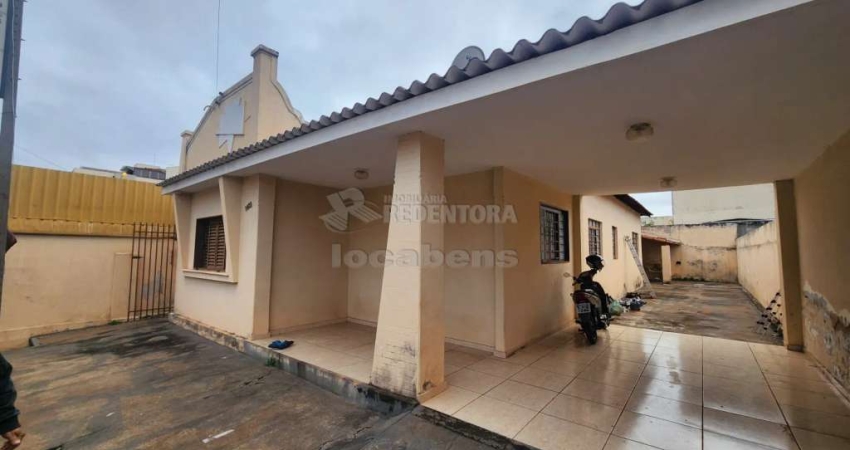 Casa de 03 dormitórios e 02 vagas de garagem no bairro Vila Moreira.
