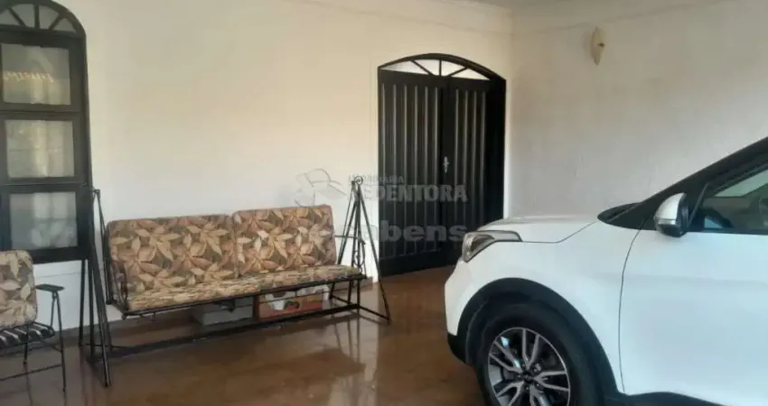 Casa com 03 dormitórios, 02 vagas de garagem no bairro Jardim Tarraf.