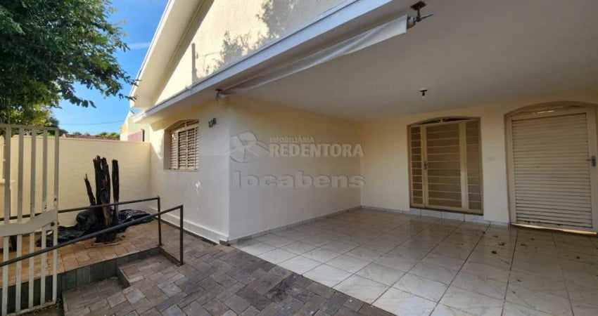 Vila Anchieta casa de 03 dormitórios e 01 vaga de garagem.