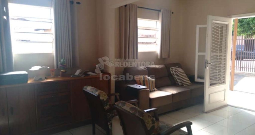 Casa Padrão com 2 dormitórios -sala-cozinha - 3 vagas de garagem