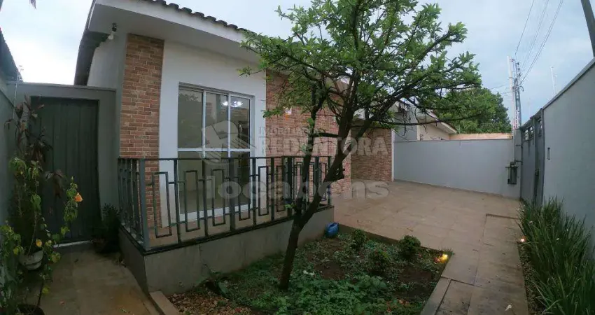 Casa com 03 dormitórios, 02 vagas de garagem no bairro jardim maria cândida.