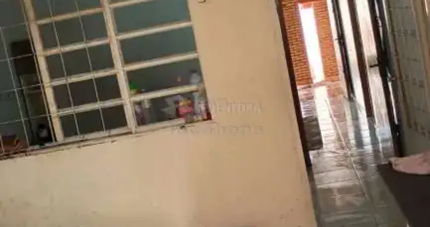 Venda de Casa com 03 dormitórios localizada no Jardim Universo.