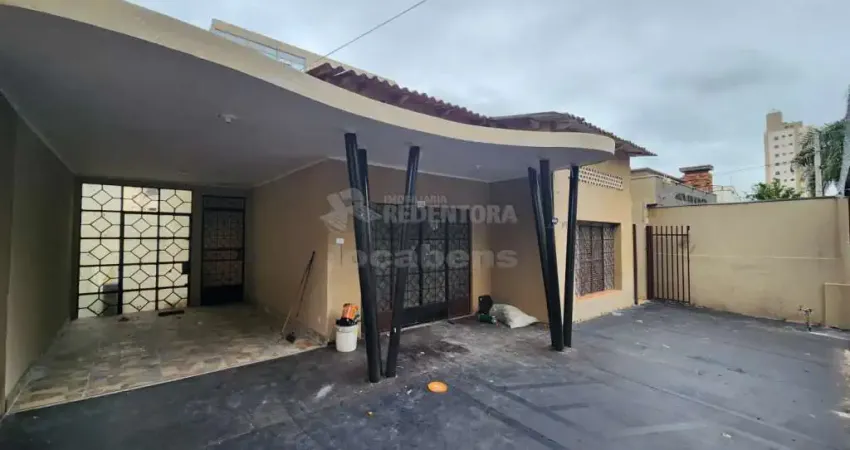 Casa - 03 dormitórios , 02 banheiros, 02 garagens, salão no sub solo