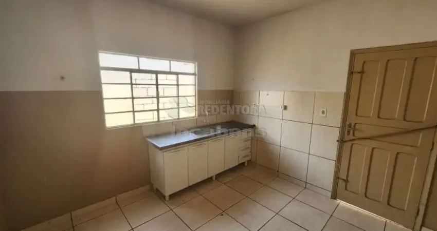 Casa com 02 dormitórios e 01 vaga de garagem na região do Boa Vista