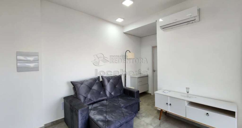 Apartamento com 01 Dormitório, 01 vaga de garagem coberta no bairro Vila São Pedro.