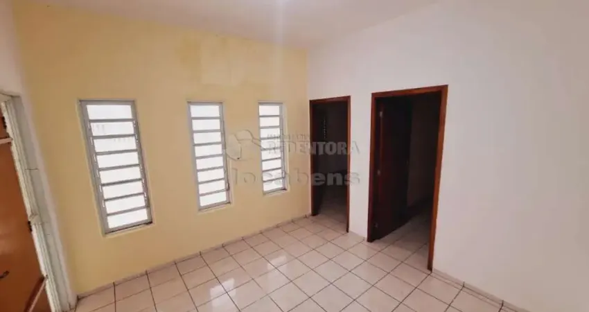 Casa de 03 Dormitórios e 02 garagens /  Bairro São Francisco.