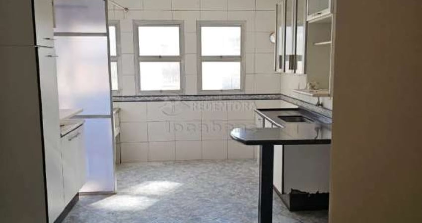 Apartamento com 03 dormitórios e 02 vagas de garagem coberta no bairro Vila Imperial