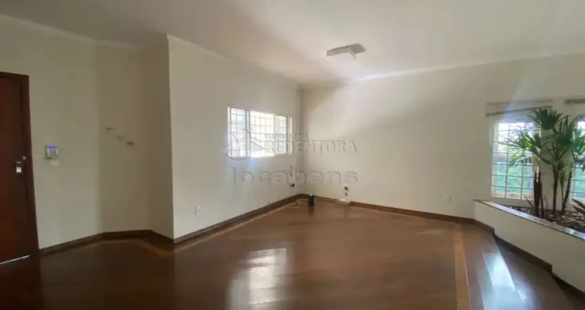 Excelente Casa Residencial para Locação - 3 Dormitórios, Jardim Redentor e 2 vagas de garagens cobertas.
