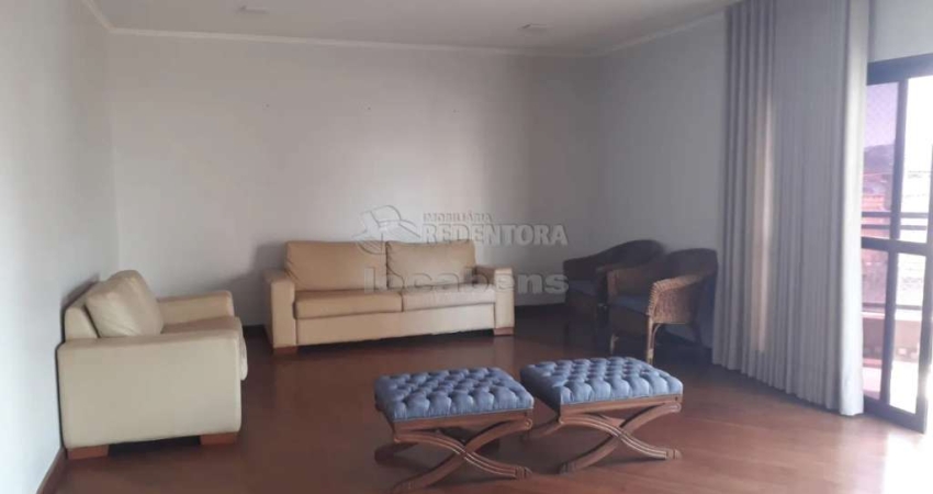 Apartamento no Centro com 04 Dormitórios, 02 vagas de garagem.
