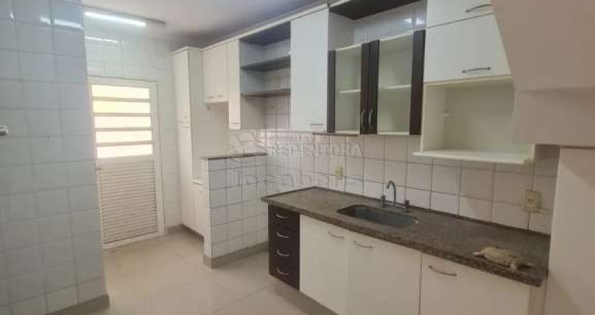 Jardim Tarraf II / Condomínio Residencial Forest Hills - Casa com 03 dormitórios, sendo 01 tipo apartamento