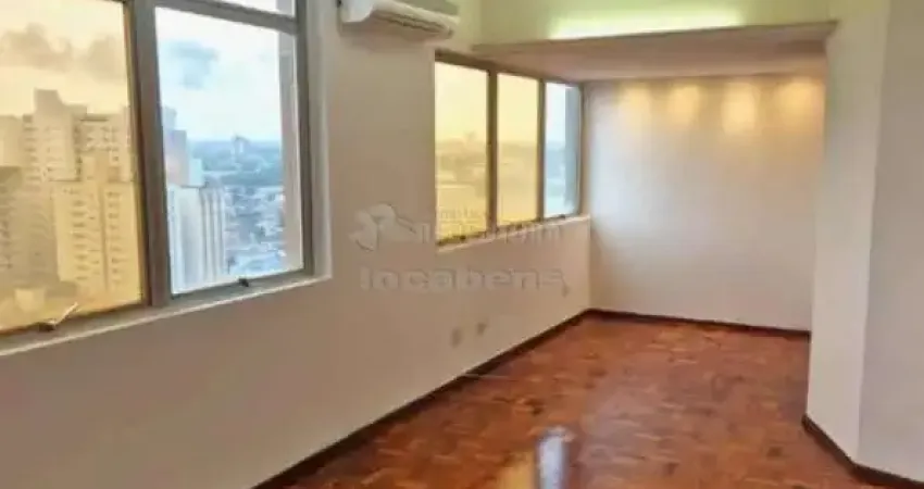 CENTRO - Sala diferenciada, com 100m², toda reformada, acabamento refinado, ar condicionado, andar alto, recepção, sala reunião, sala da diretoria, 1 wc, lavabo, cozinha, luminária, 1 v. garagem cober
