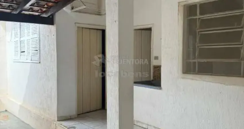 Excelente casa térrea com ótima distribuição de ambientes e edícula no fundo no bairro Vila Diniz.