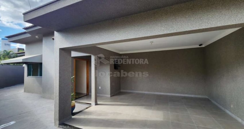 Laureano Tebar II Casa de esquina com 03 dormitórios, área de churrasqueira.