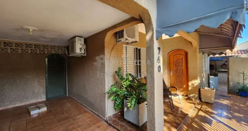 Casa localizada no Jardim Yolanda com 3 dormitorios e 2 vagas de garagem.